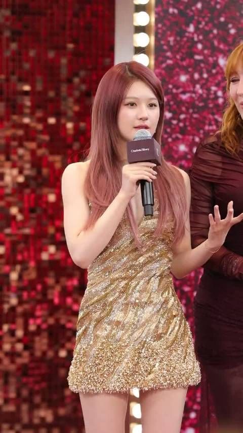 牟睿妮转发赵露思动态支持其抗争