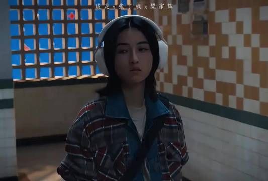 成龙赞张子枫演技突破，父女戏细节获好评