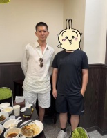 张翰现身餐馆用餐被偶遇，与路人热情合影，寸头短裤清爽帅气