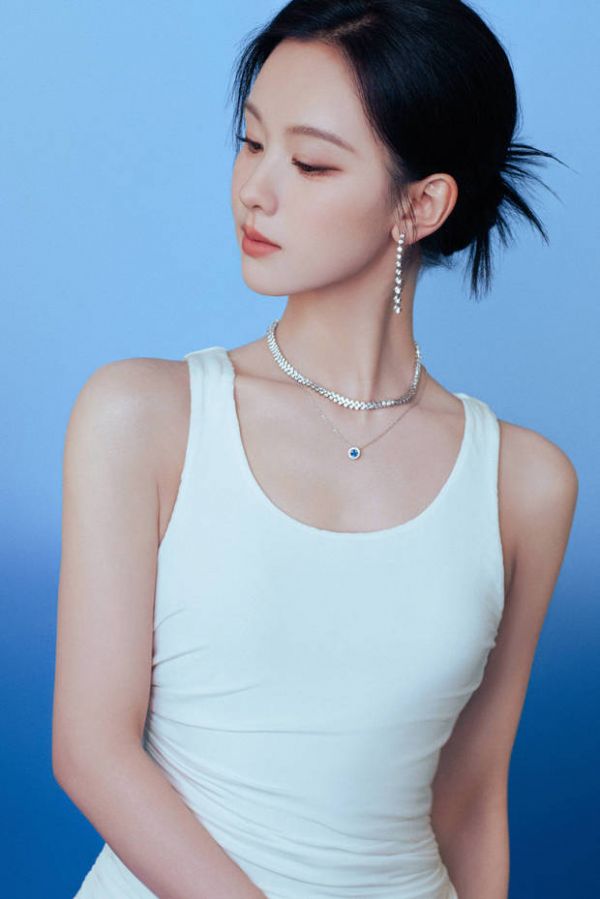 陈都灵侧颜精致，下颌线条清晰可见。