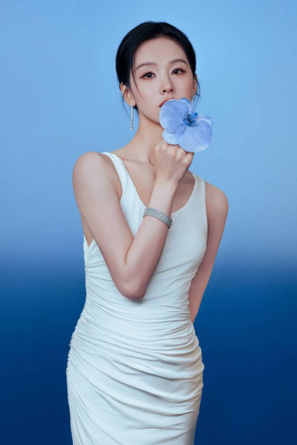 陈都灵秒变蝴蝶兰美人，气质清冷迷人。