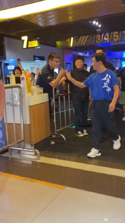 王宝强携八角笼中赴哈尔滨路演与观众热情击掌