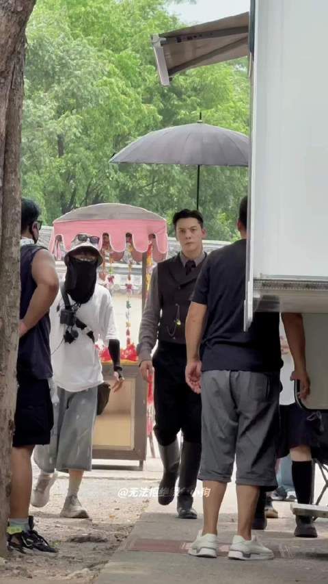 陈伟霆拍戏归来调侃粉丝坐姿