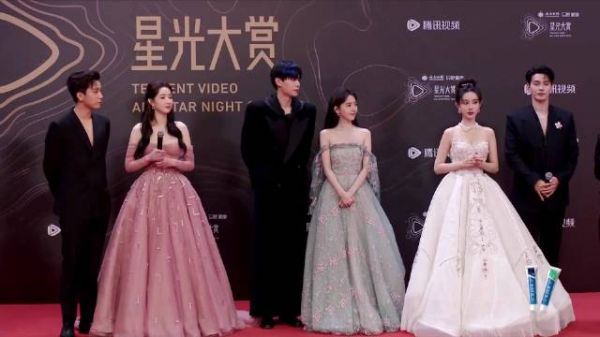 孟子义和章若楠不和？孟姐5次看向若楠时，不是翻白眼就是黑脸