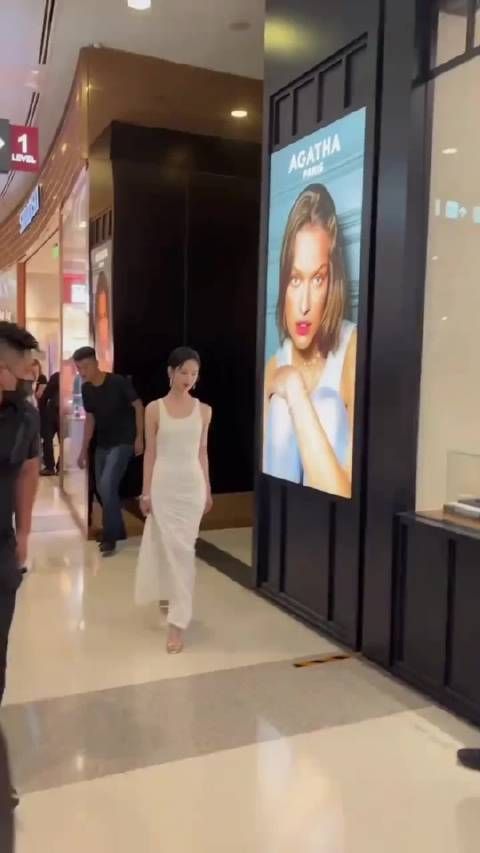 陈都灵白色长裙亮相品牌活动，高智感妆造获赞