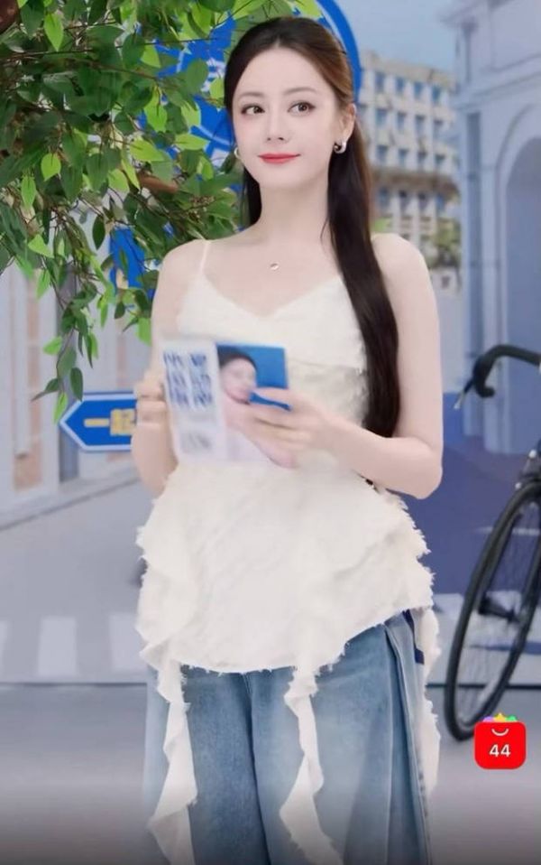 热巴穿白色吊带搭牛仔裤。