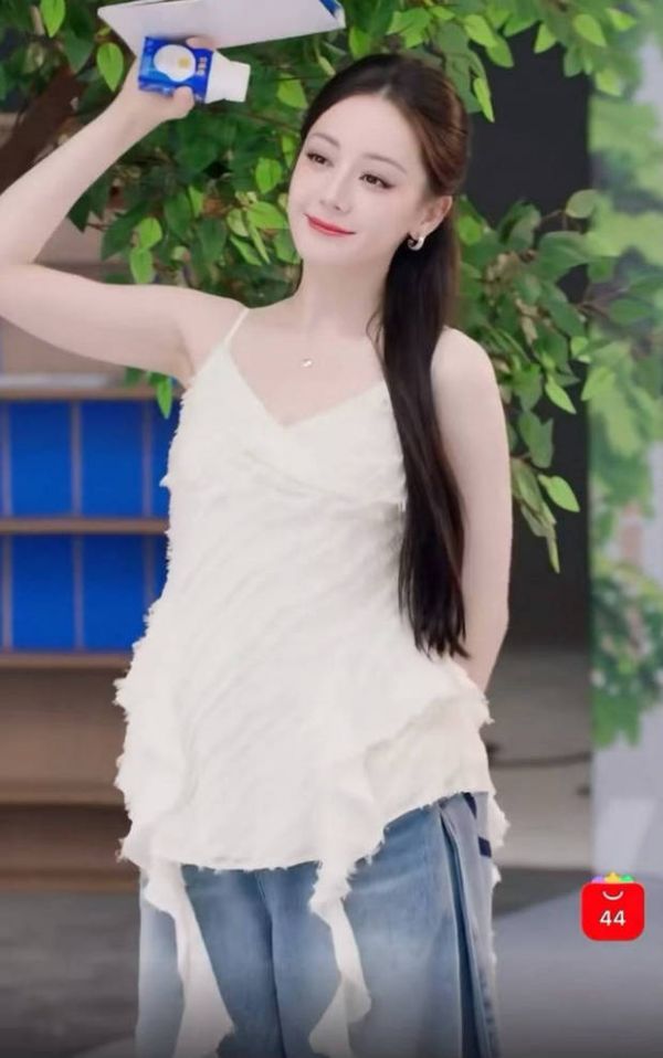 热巴身材纤细。