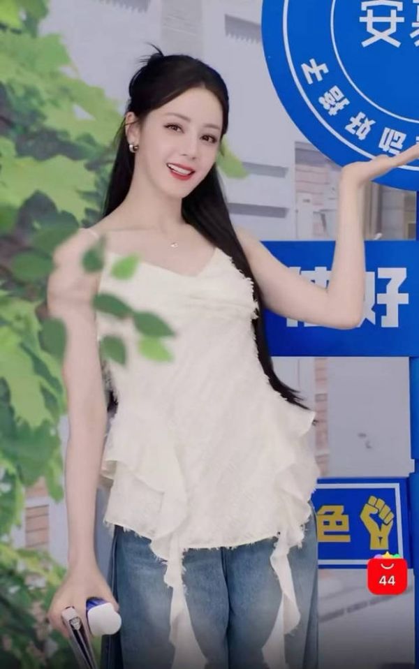 热巴颜值能打。