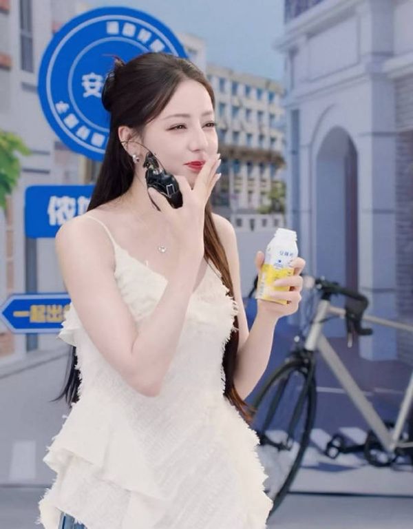 热巴笑眼盈盈。