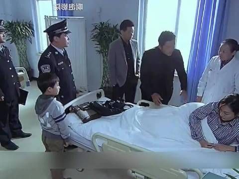 丈夫来医院探望妻子，医生偷偷的报了警，得知真相后丈夫傻眼了