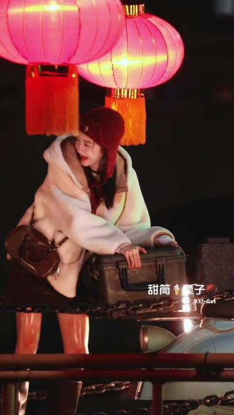这么热的天关晓彤还穿着这么厚的棉袄拍戏
