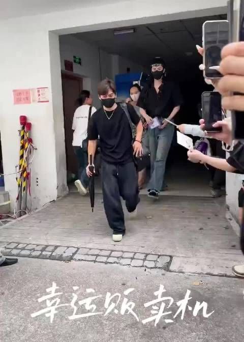 粉丝：泰国见！ 展轩：泰国太危险了别去！