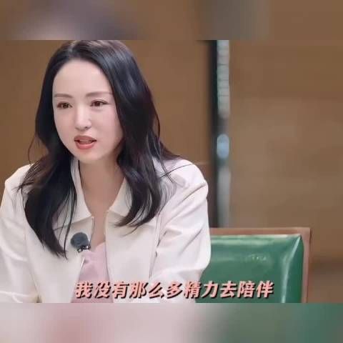董璇姐弟恋被指像带俩孩子,李维嘉称其需哄老公情绪