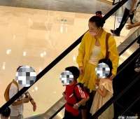 32 岁吴倩带俩娃逛街！离婚 3 年妈味浓，显老太多认不出