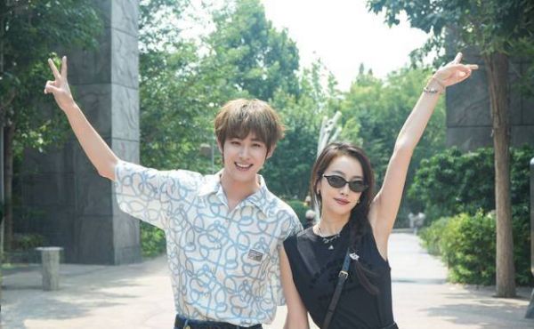 宋茜田嘉瑞笑容灿烂合影。