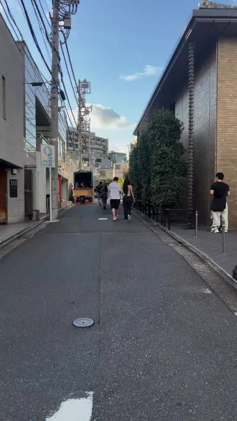 王思聪携美女现身澳门机场,身材清瘦打扮随性