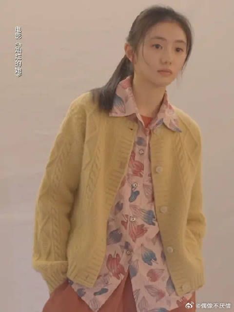 当刘浩存遇上“奶奶的审美”,根本土不了一点