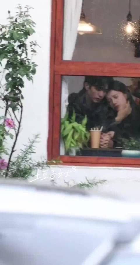 宋威龙 张婧仪《野狗骨头》路透~ 这种颜值的哥妹依偎在一起，很难嗑不到