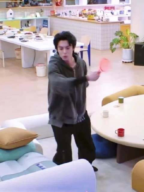 王鹤棣宿舍玩网球游戏连赢数把