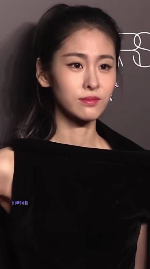 看得出来她挺自信的,眼里都是光