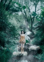 孟子义扮丛林精灵仙子，展现曼妙身姿美如画