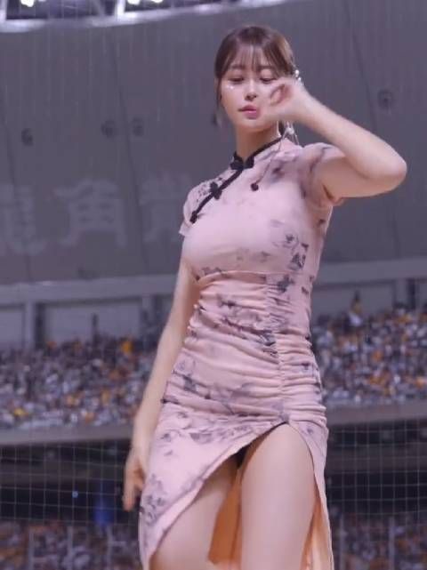 韩国拉拉队穿旗袍唱歌跳舞 不知道下一步,韩国会不会把拉拉队申遗了呢?