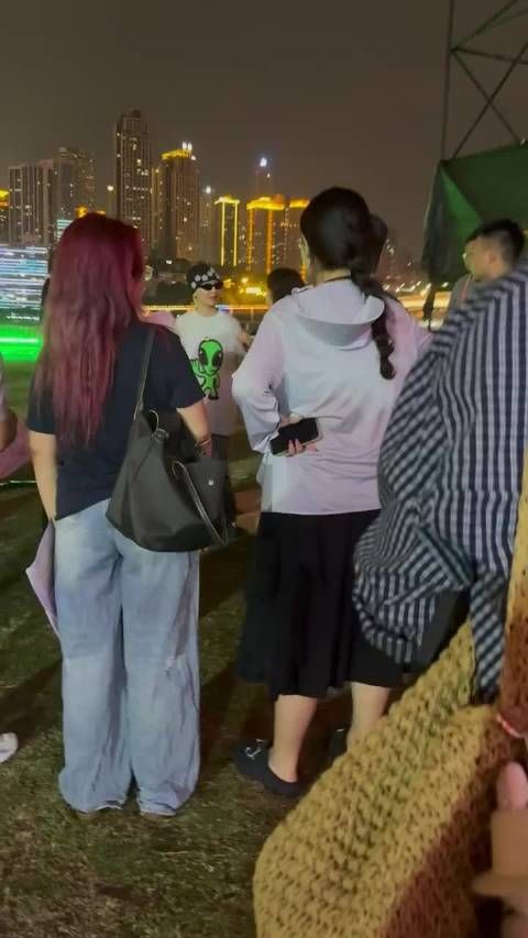 重庆偶遇周笔畅和粉丝聊天，这状态真的好酷啊！
