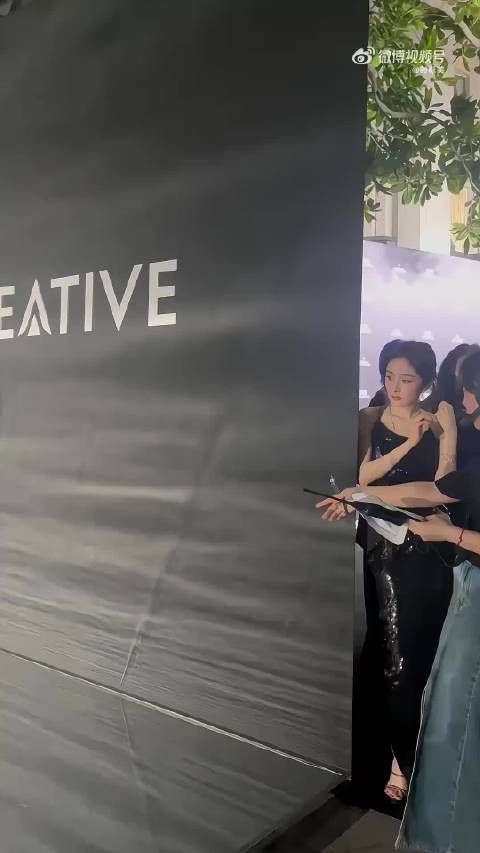 杨幂活动现场 反光地板对穿裙子的女星真不友好