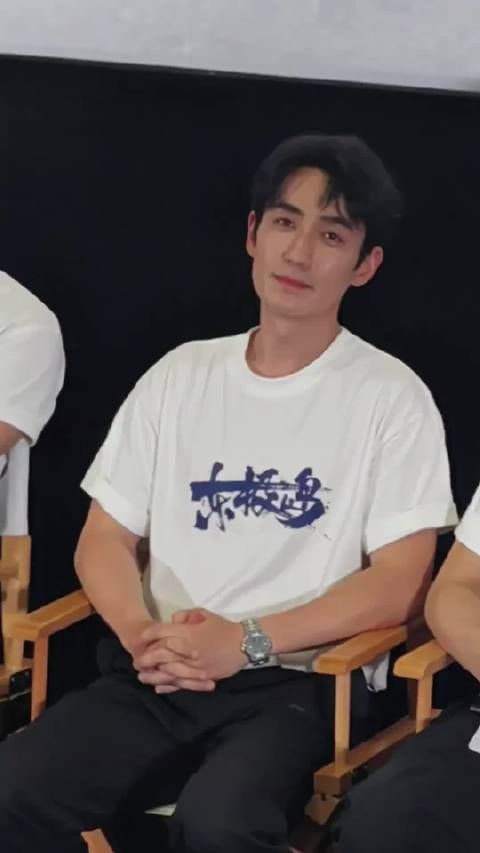 朱一龙笑容治愈如初春溪流暖黄灯火