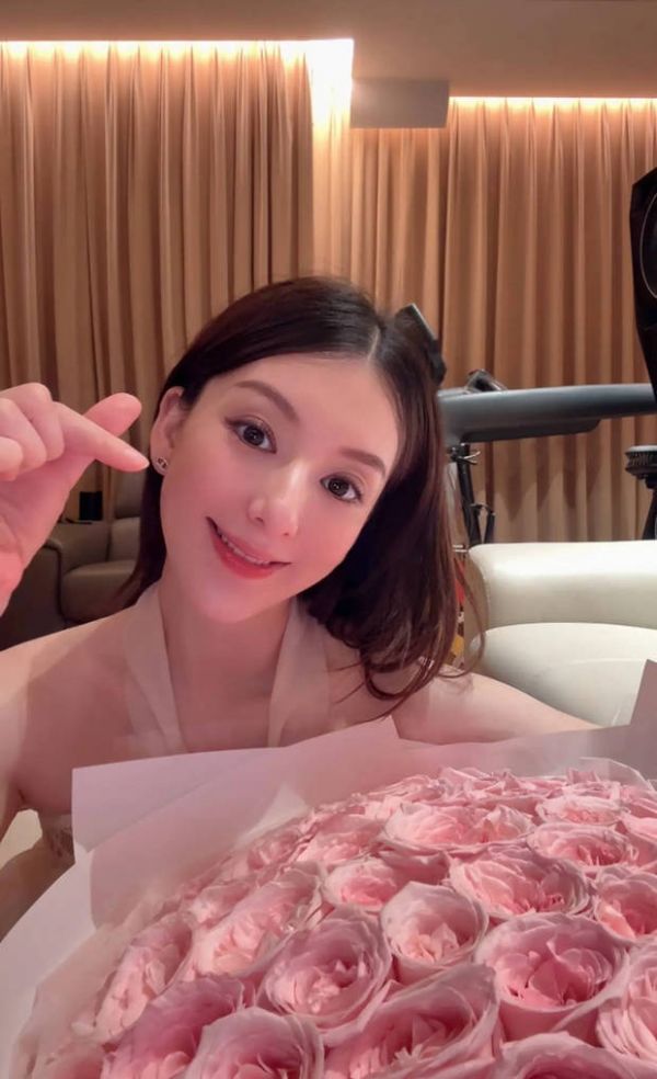 方媛对着镜头比心，笑容甜美迷人。