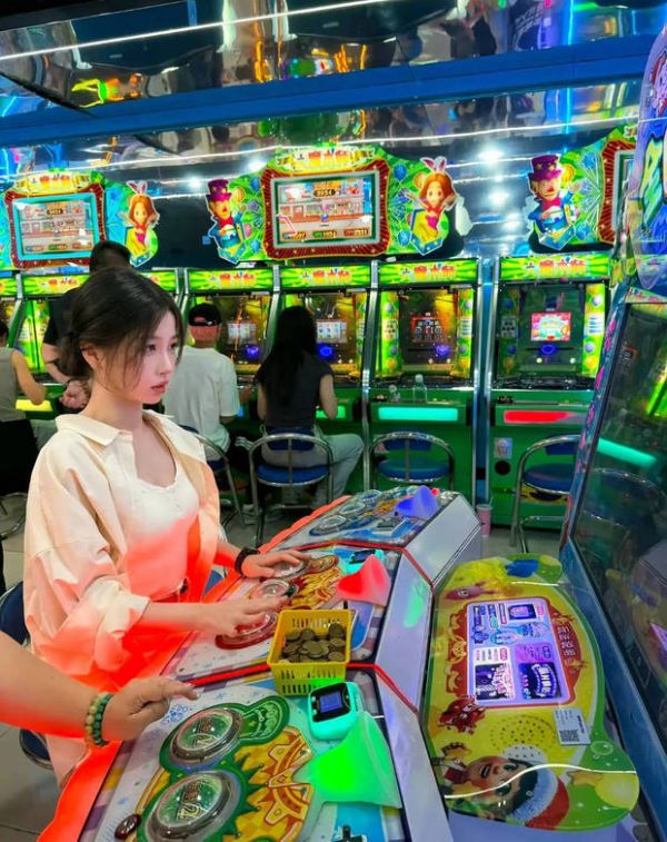 虞书欣侧颜精致，美貌养眼。