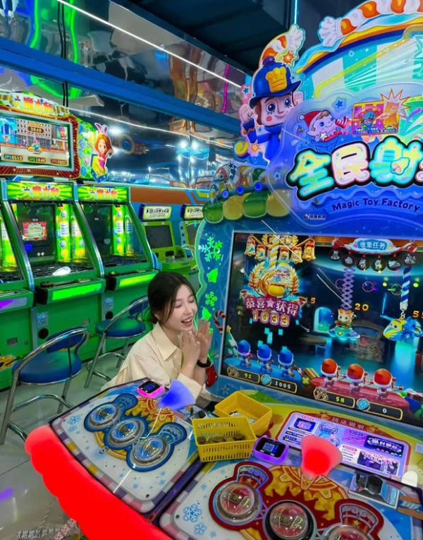 虞书欣绽放甜美笑容，俏皮又灵动。