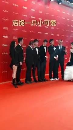金晨父女三人合照曝光,姐姐金梦斜靠比剪刀手