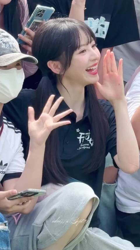 田曦薇双马尾造型亮相天才女友开机现场