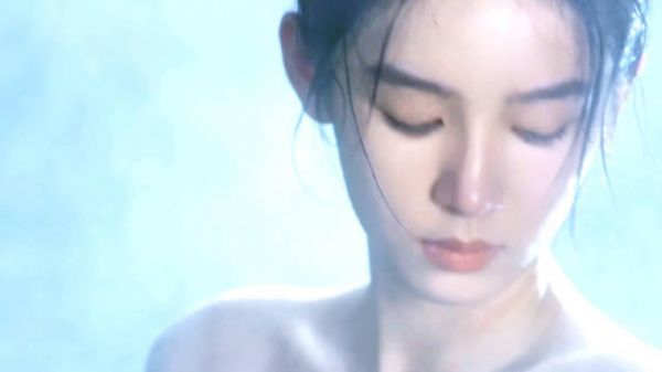 带着英气的眉眼里揉杂着一丝柔软的水雾 我见犹怜