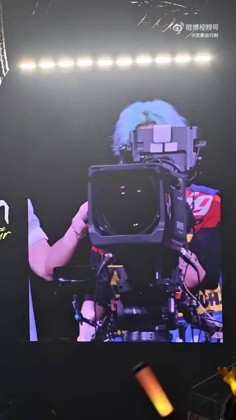 鹿晗演唱会手摇摄像机拍摄粉丝灯牌