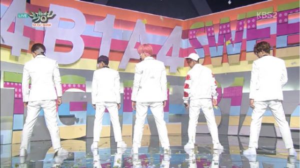 B1A4十周年重温《Sweet Girl》,心动手势舞唤醒春日回忆