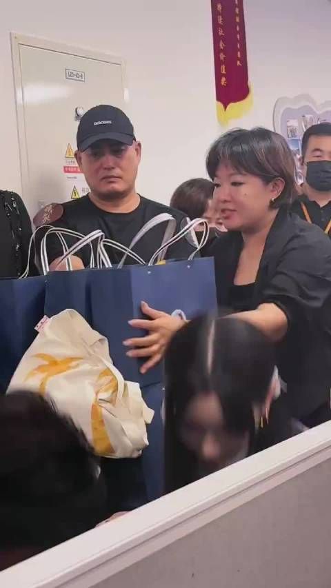 周也丞磊扫楼状态元气满满同框养眼