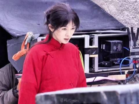 杨幂《生万物》卷发造型灵动贴角色