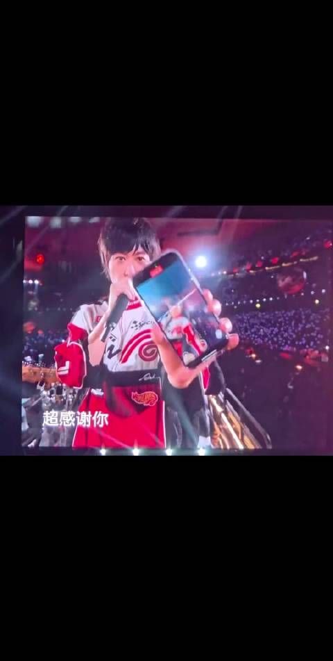 阿信演唱会手机被激光射中,粉丝关心维修情况