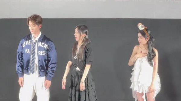 周也录制现场拒交平板,表情失控引热议
