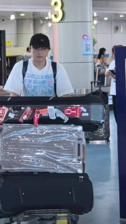 陈楚生长沙凌晨接机生图曝光,温柔氛围感拉满