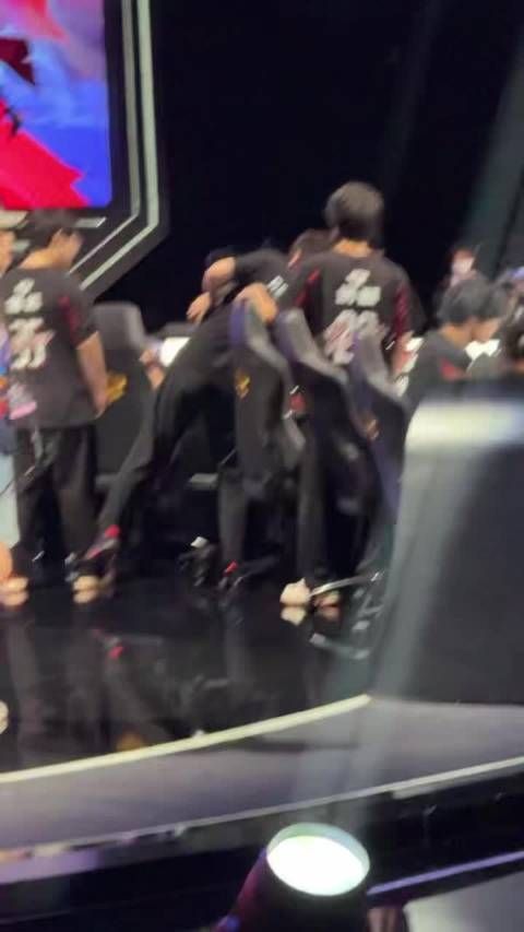 小东调试ing!发现过来找小牛串门的晚星