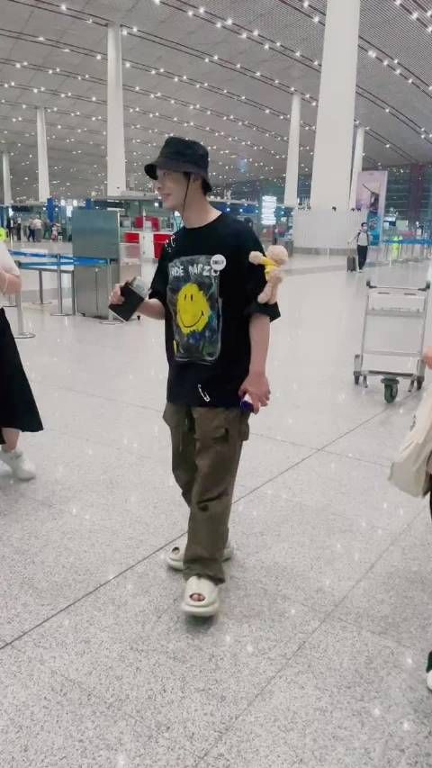 黄晓明机场被问叶珂产子，衣着可爱引关注