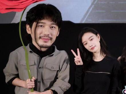 白宇为倪妮抬大号沙漠玫瑰 一个帮美妮拿花的潦草小狗别把我可爱发财了！