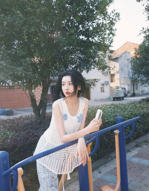 宋祖儿流露出温婉的一面。