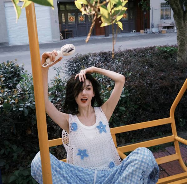 宋祖儿笑容甜美，元气十足。