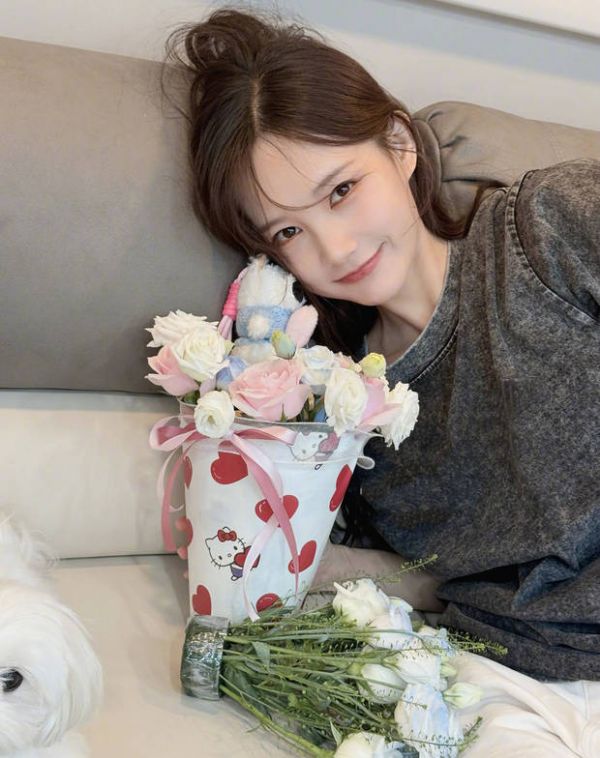 李一桐笑容甜美。