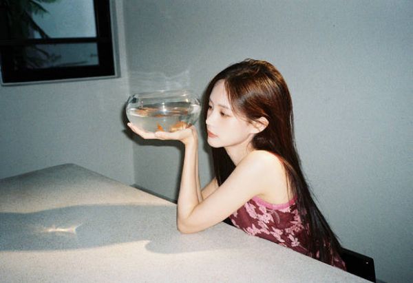 李一桐温婉大方。