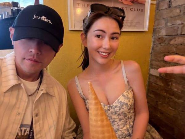 看完比赛后，周杰伦带着妻子和儿子去吃美食，昆凌俏皮表示：“猜猜照片里是誰的剪刀手？”
